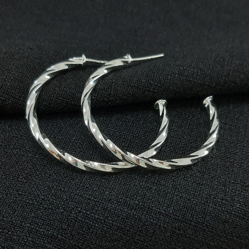 Brinco argola torcida