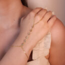 Pulseira de mão detalhe pontos de luz