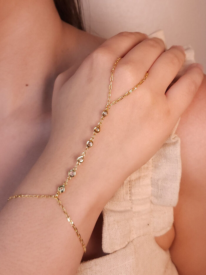 Pulseira de mão detalhe pontos de luz