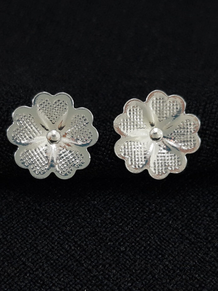 Brinco flor detalhada borda lisa