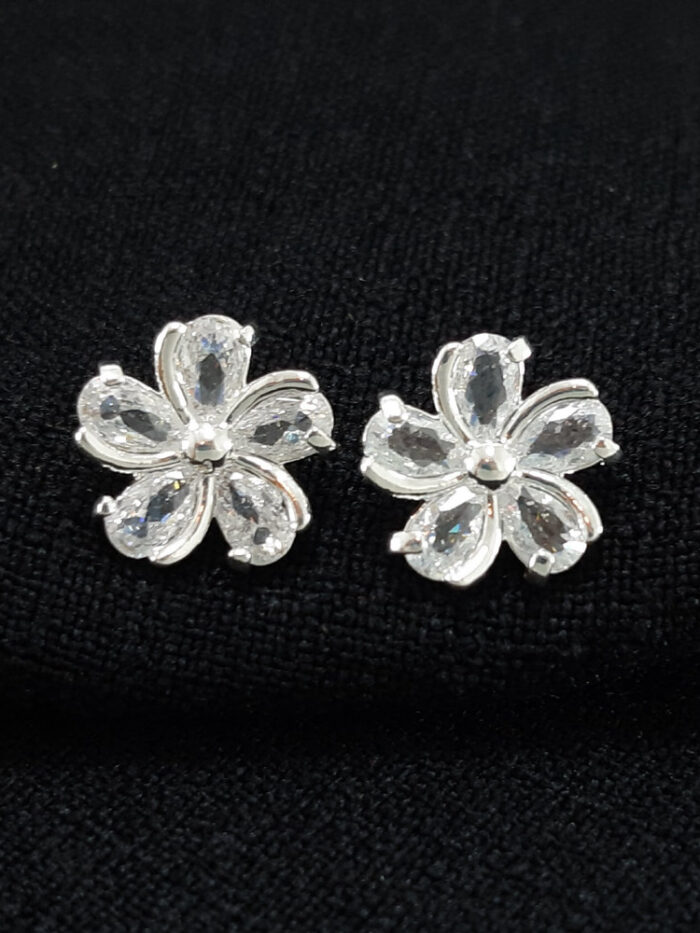 Brinco detalhado flor cristal