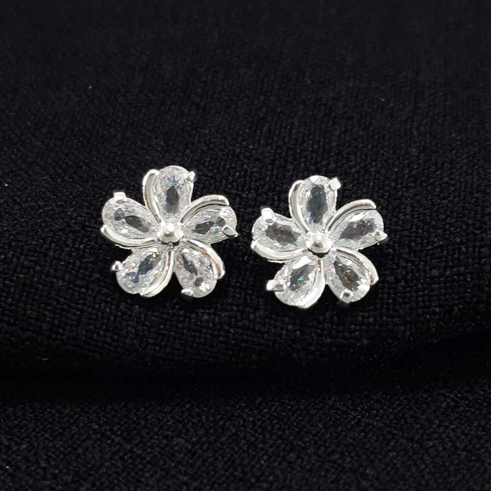 Brinco detalhado flor cristal