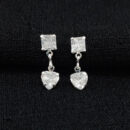 Brinco base quadrada pêndulo coração