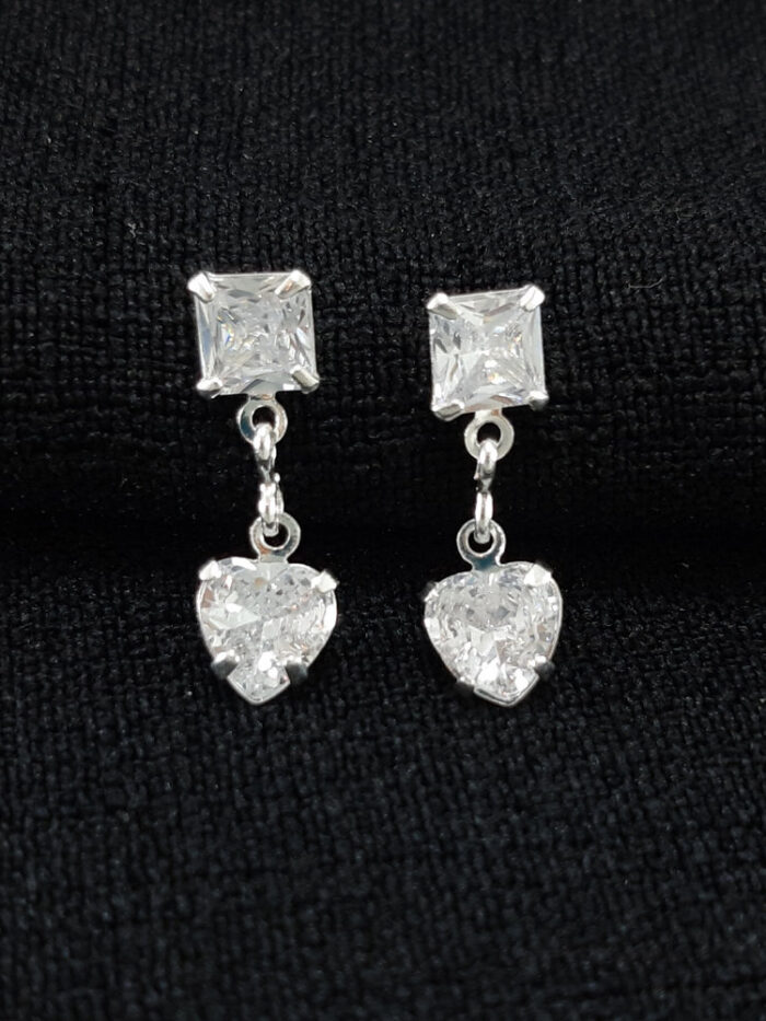 Brinco base quadrada pêndulo coração