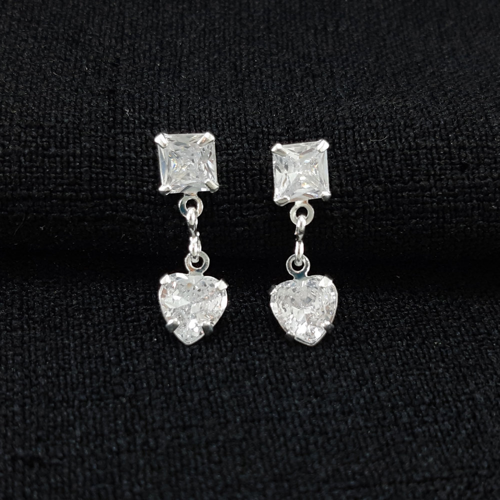 Brinco base quadrada pêndulo coração