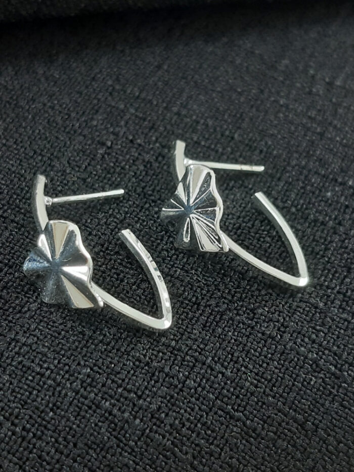 Brinco argola aberta coração detalhado