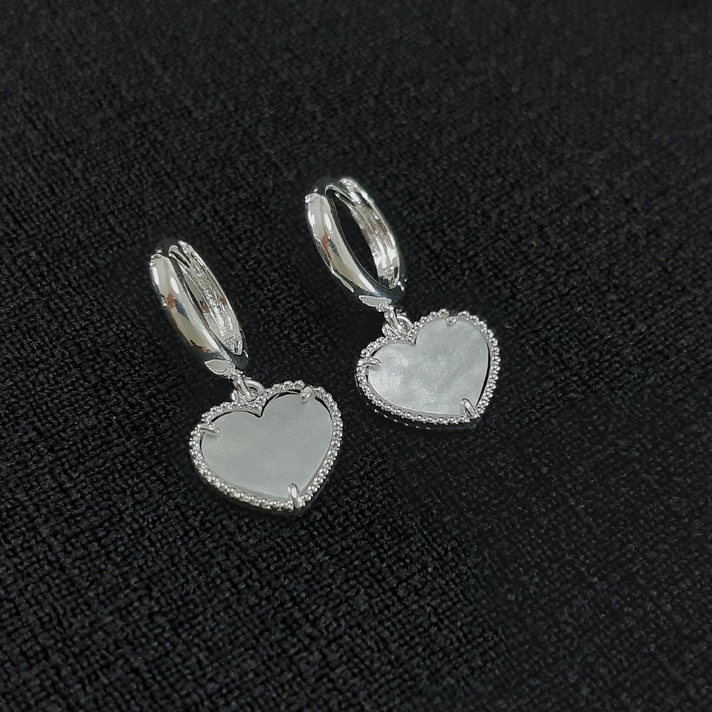 Brinco argola pêndulo coração