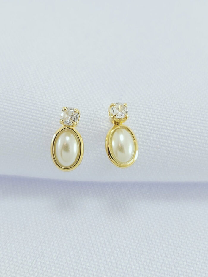 Brinco oval pérola com ponto de luz