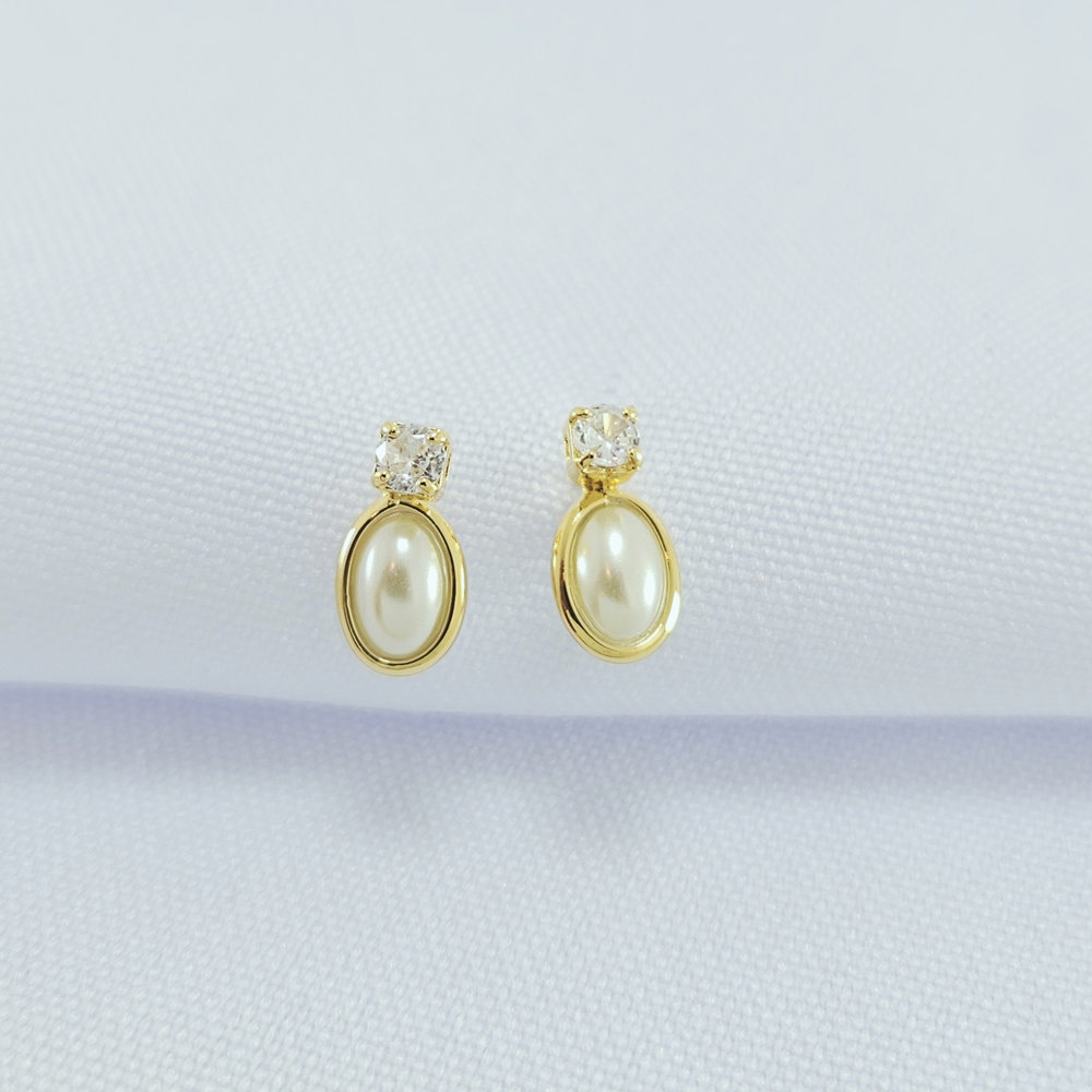 Brinco oval pérola com ponto de luz