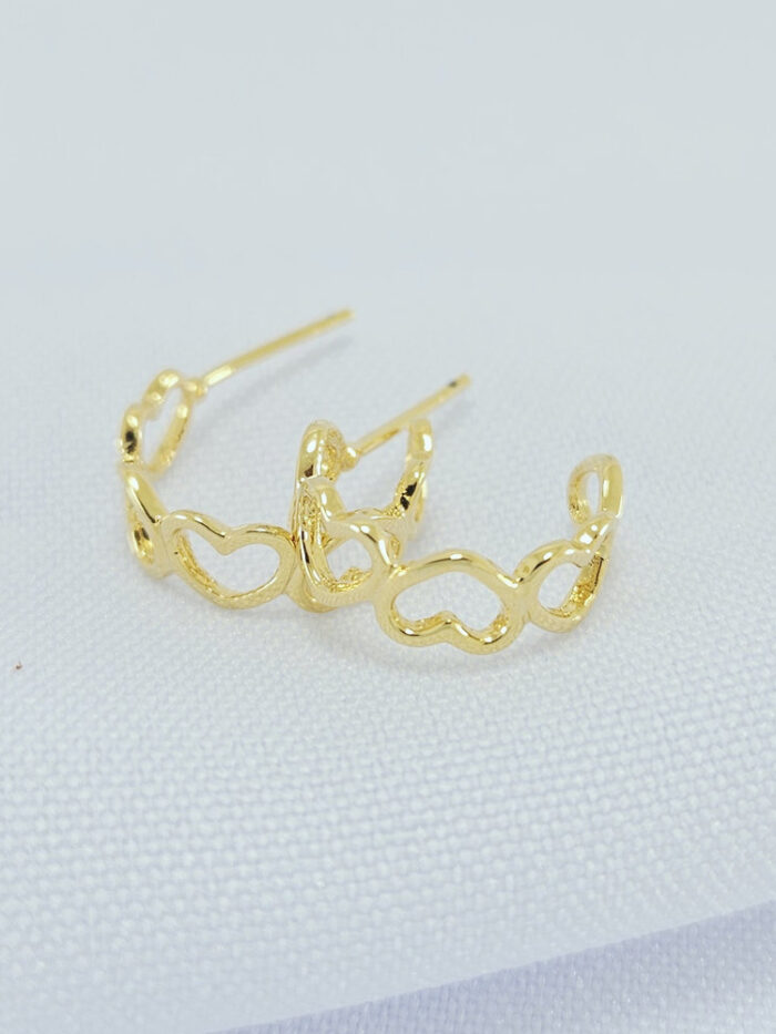 Brinco argolinha coração vazado