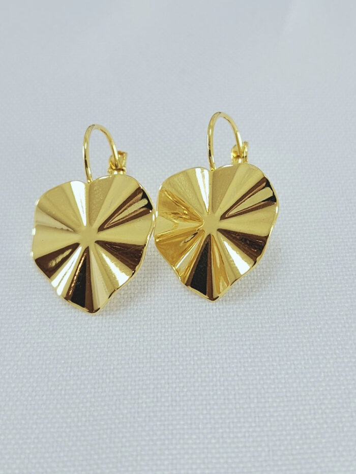 Brinco gancho coração detalhado