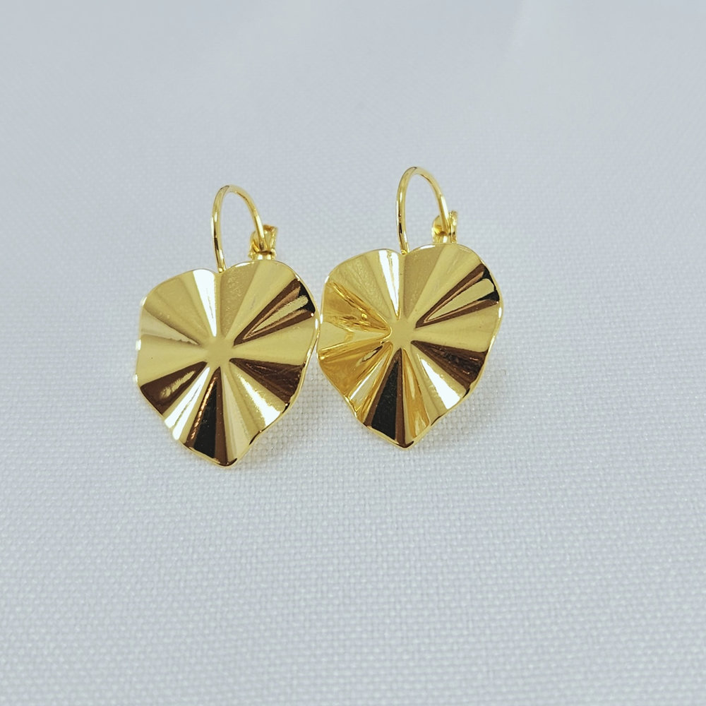 Brinco gancho coração detalhado