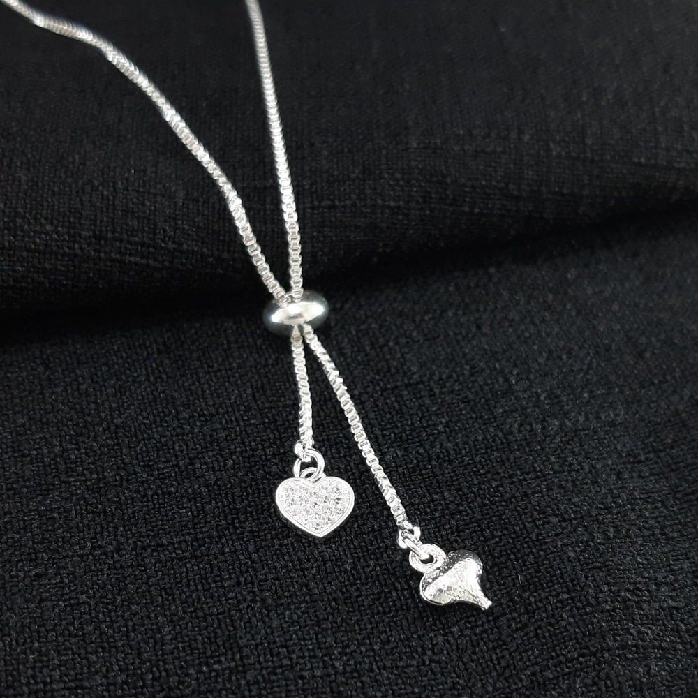 Gargantilha gravatinha com coração cravejado