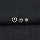 Brinco trio corações detalhe ponto de luz