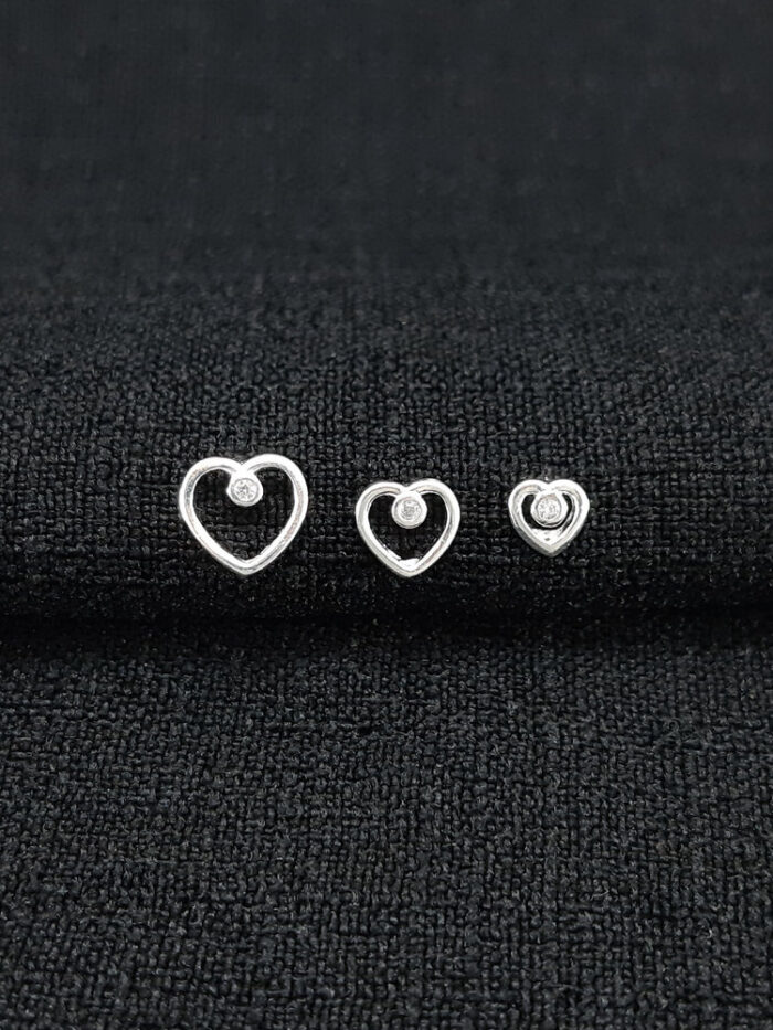 Brinco trio corações detalhe ponto de luz