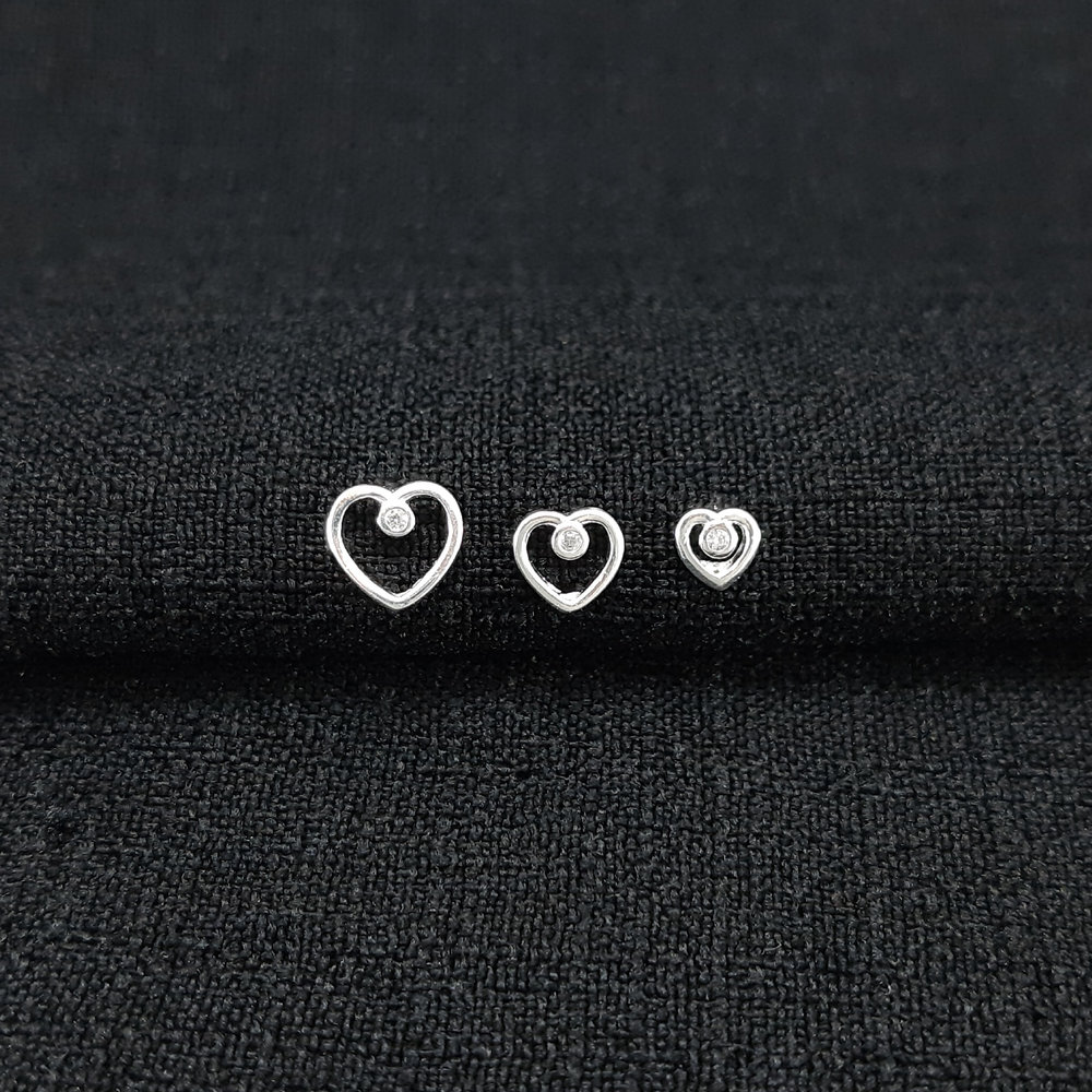 Brinco trio corações detalhe ponto de luz