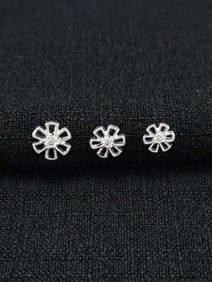 Trio de brincos flor vazado com cristal central