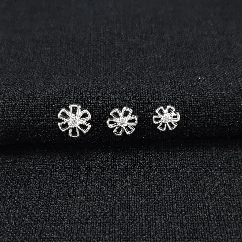 Trio de brincos flor vazado com cristal central