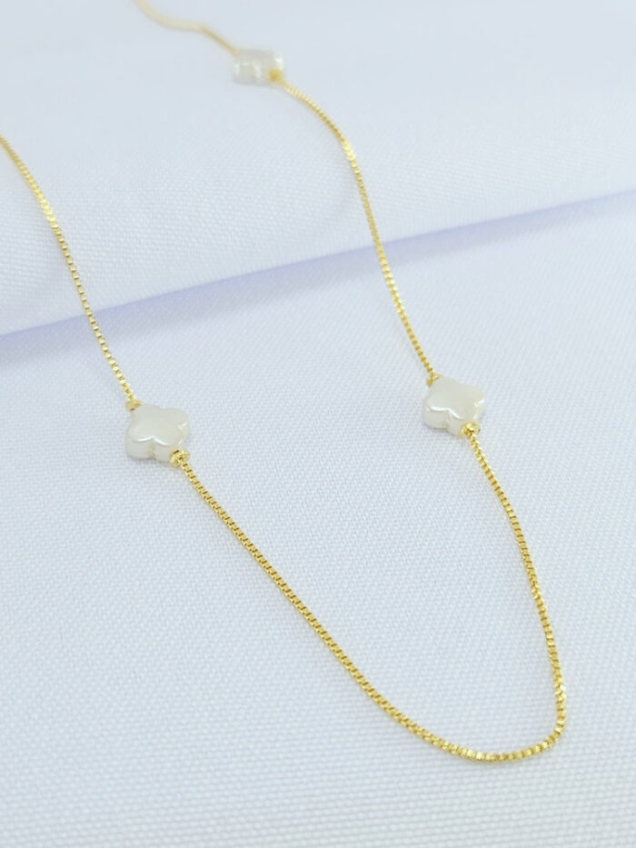 Gargantilha longuinho com trevos brancos