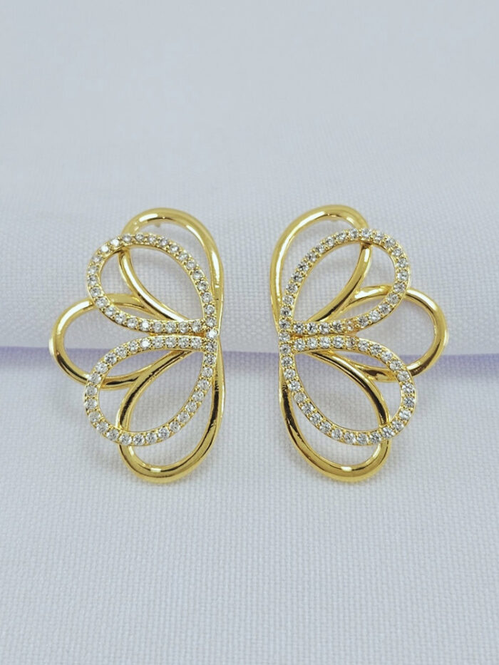 Brinco estilo borboleta dourada com fios cravejado