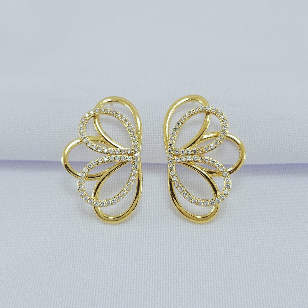 Brinco estilo borboleta dourada com fios cravejado