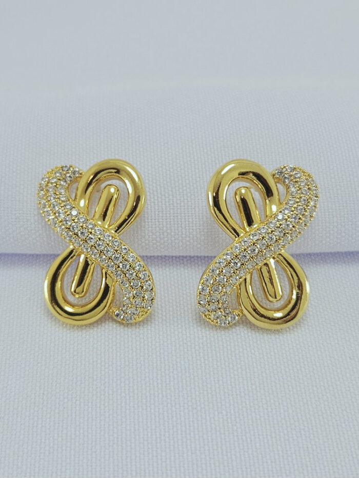 Brinco infinito detalhe cravejado