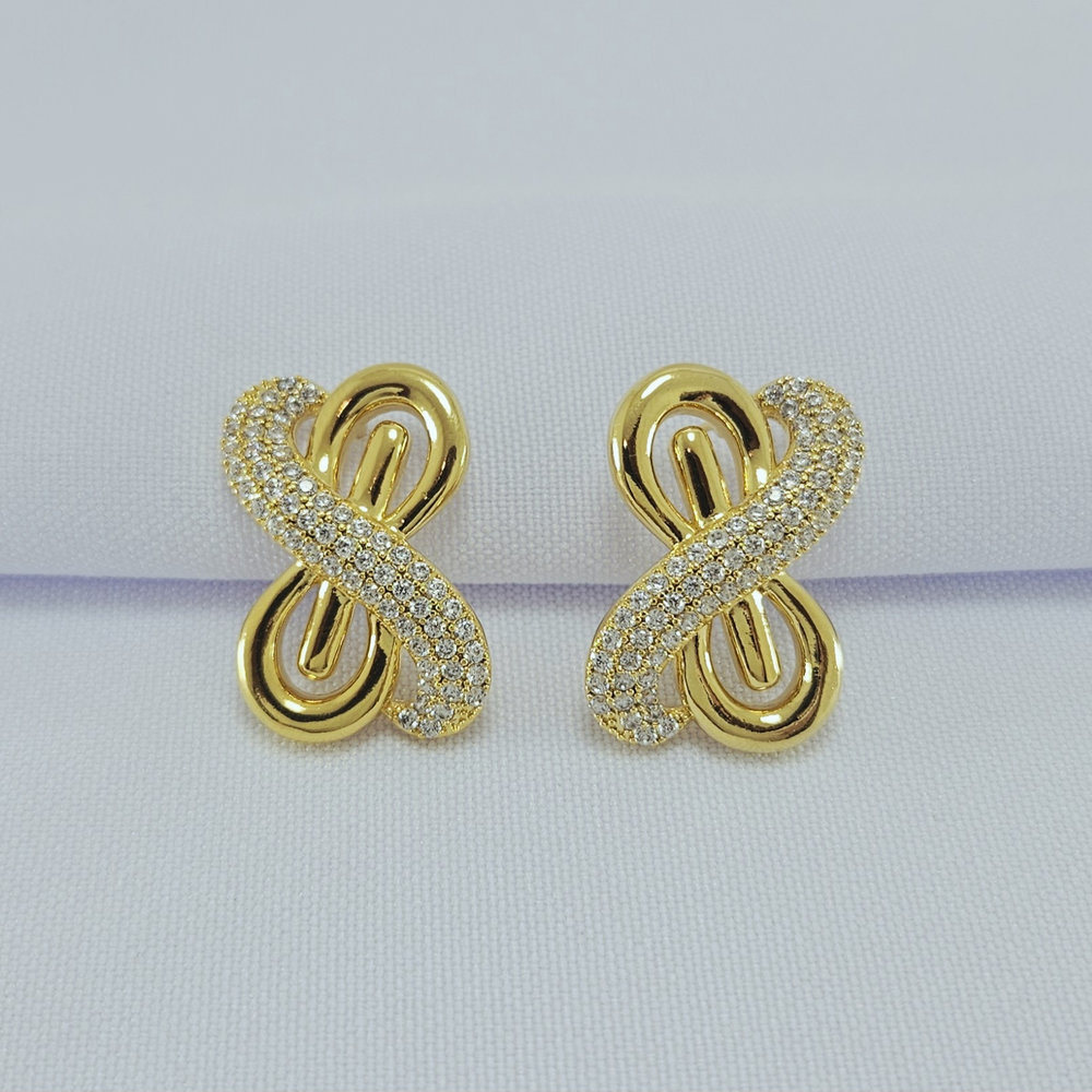 Brinco infinito detalhe cravejado