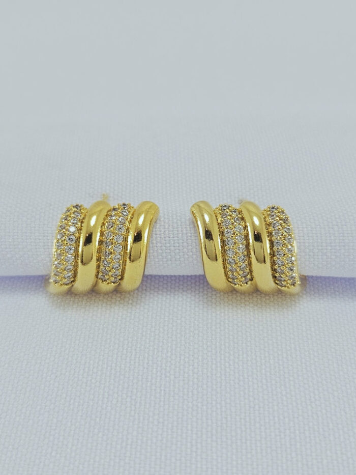 Brinco 4 fios curvado detalhe cravejado