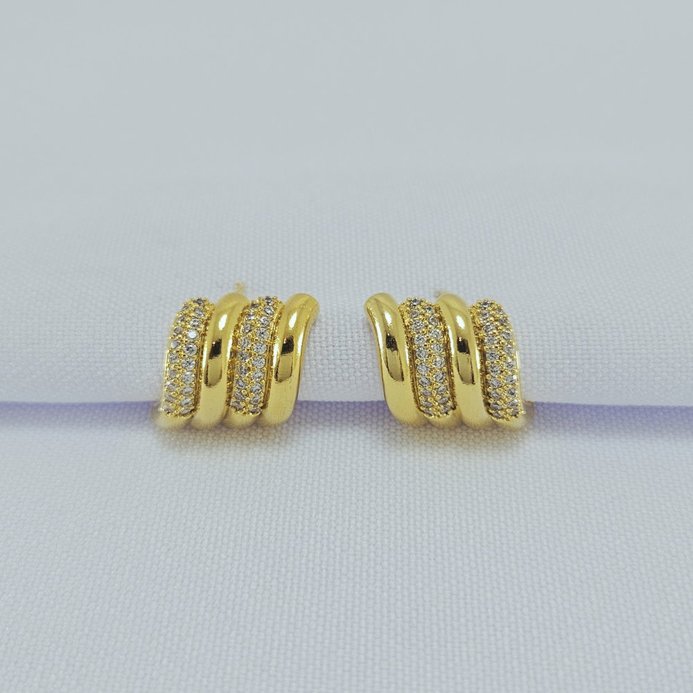 Brinco 4 fios curvado detalhe cravejado