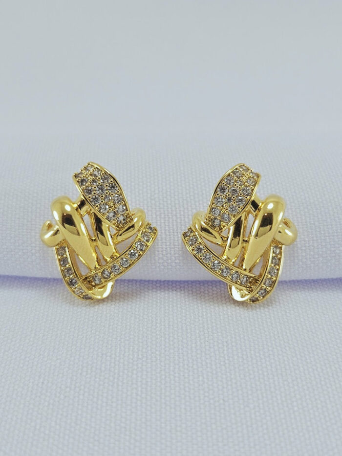 Brinco  fios entrelaçado detalhe cravejado