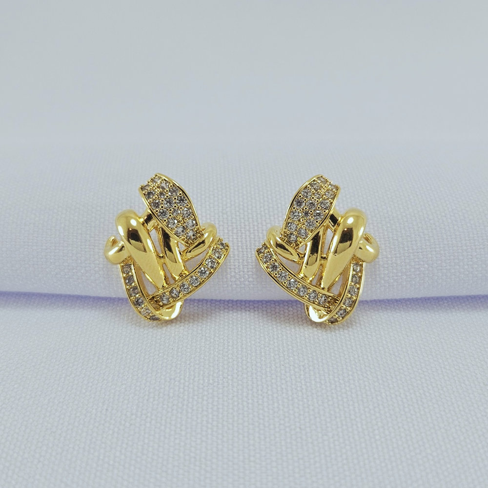 Brinco fios entrelaçado detalhe cravejado