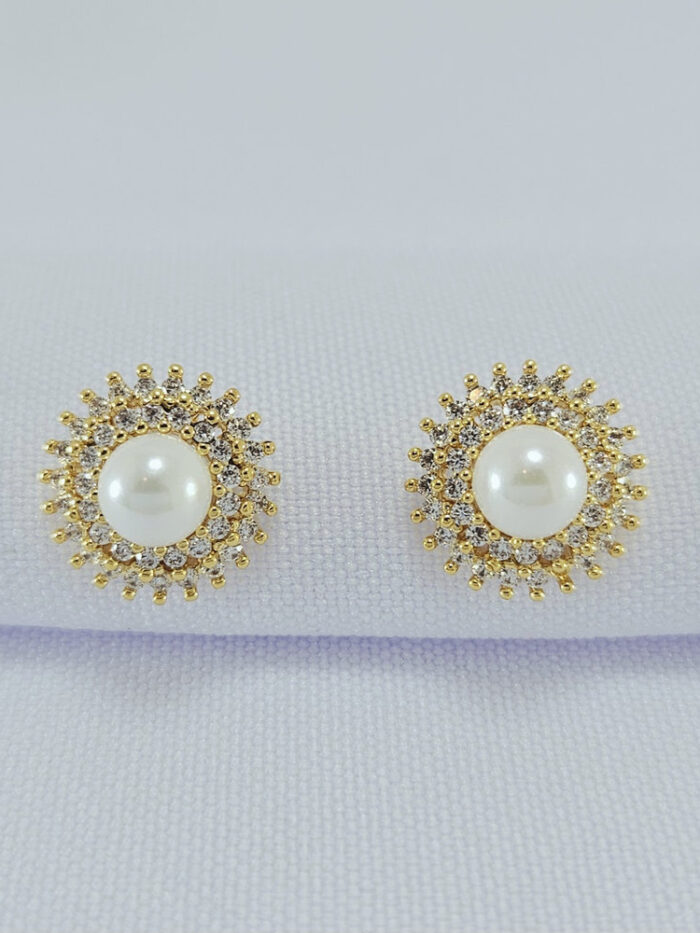 Brinco cravejado com pérola central