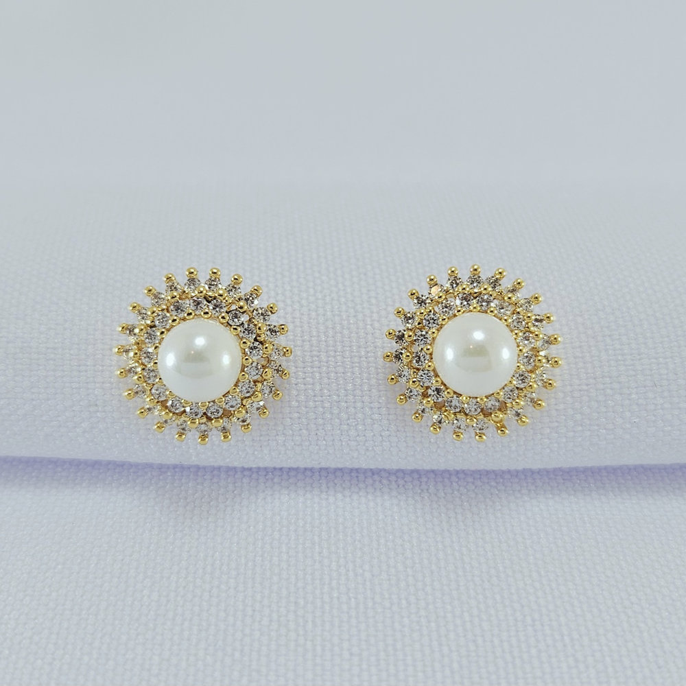 Brinco cravejado com pérola central