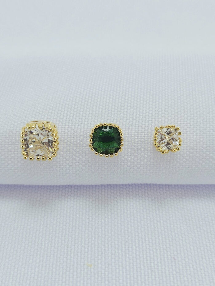 Trio de brincos verde e cristal borda detalhada