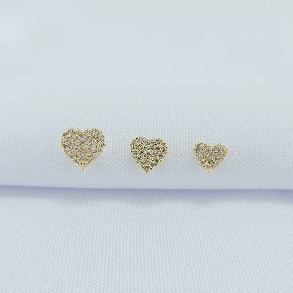 Trio de brincos coração cravejado detalhado