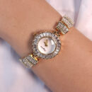 Relógio detalhe em pedras baguete cristal