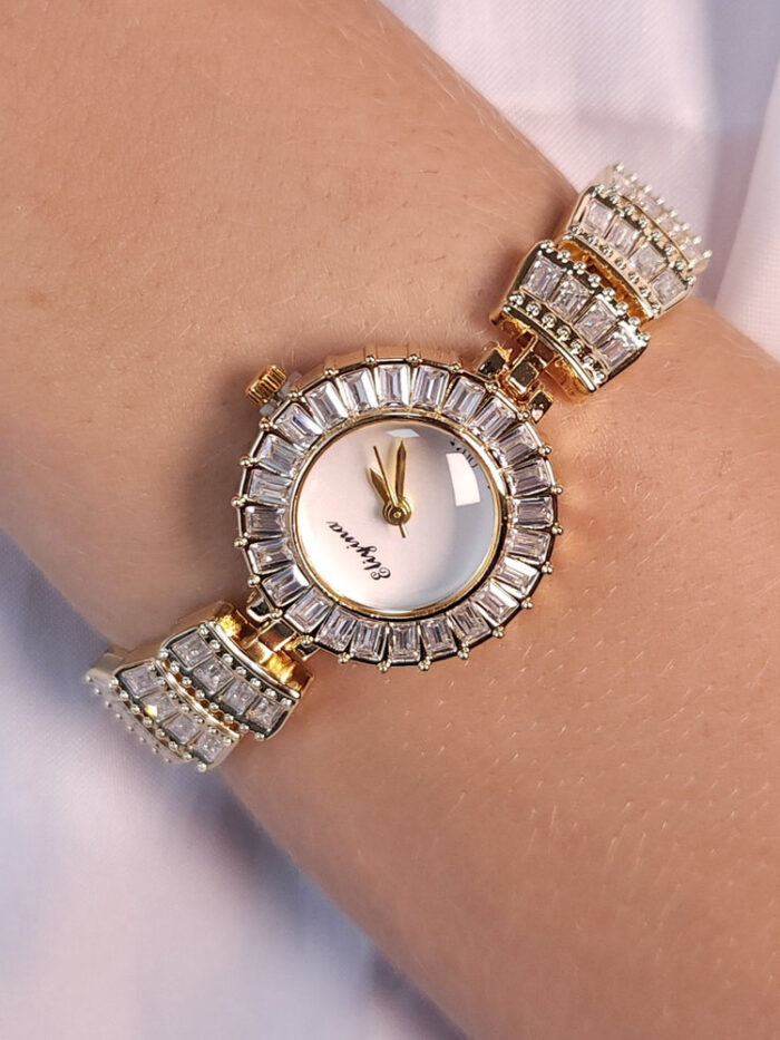 Relógio detalhe em pedras baguete cristal