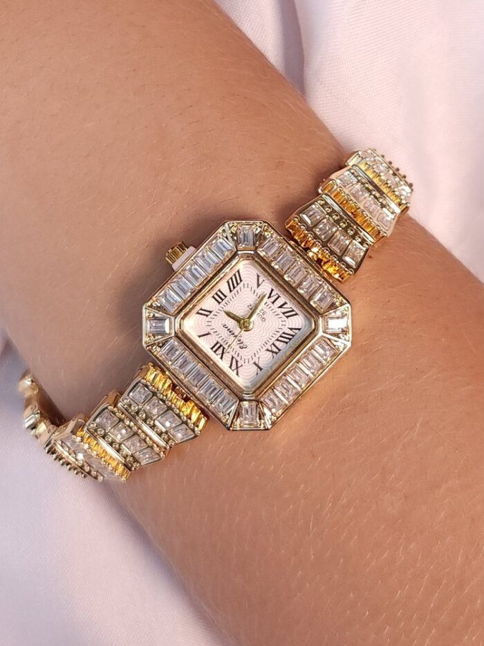 Relógio quadrado detalhe em pedra baguete cristal