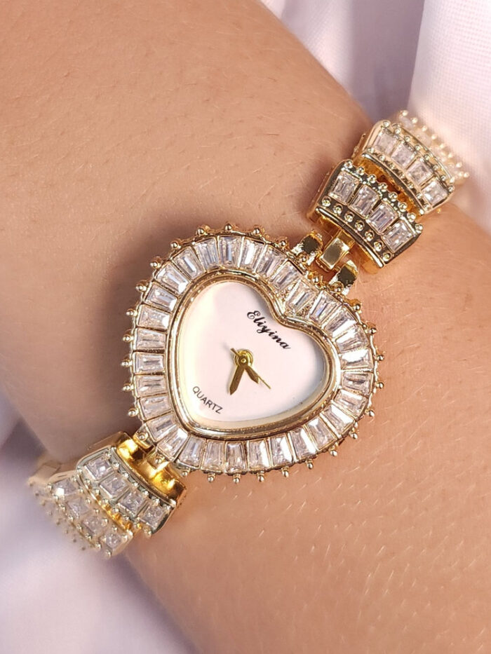 Relógio coração detalhe em pedra baguete cristal