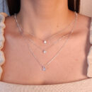 Gargantilha tripla com ponto de luz