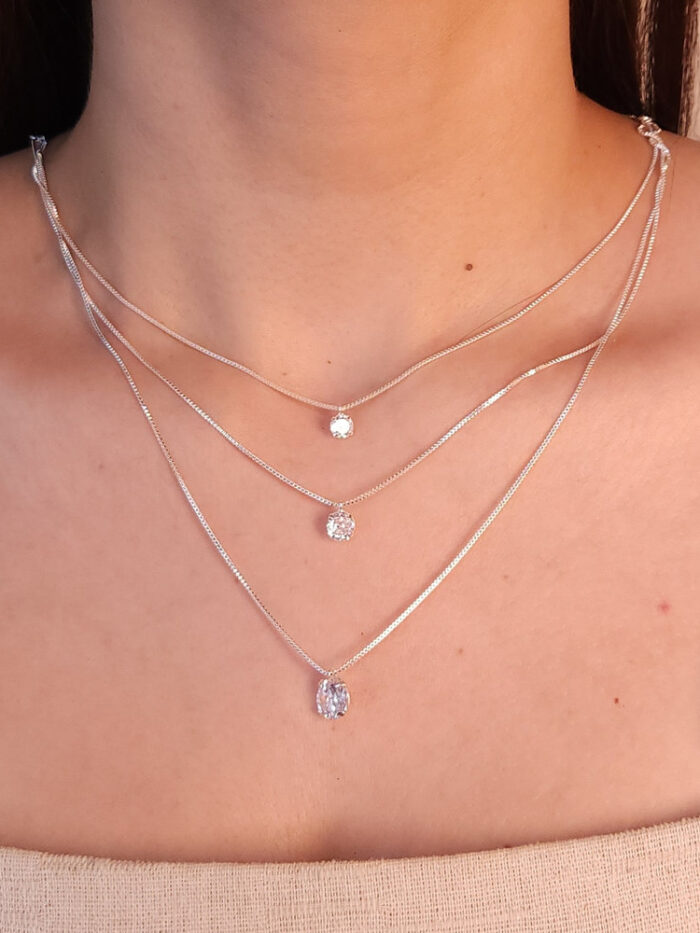 Gargantilha tripla com ponto de luz