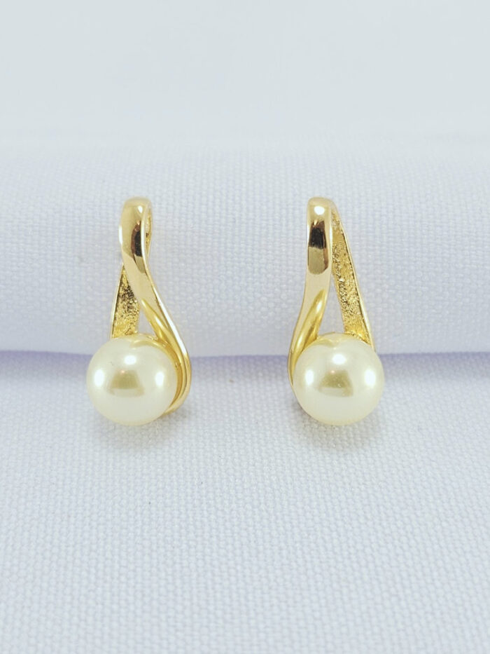 Brinco fio ondulado com pérola