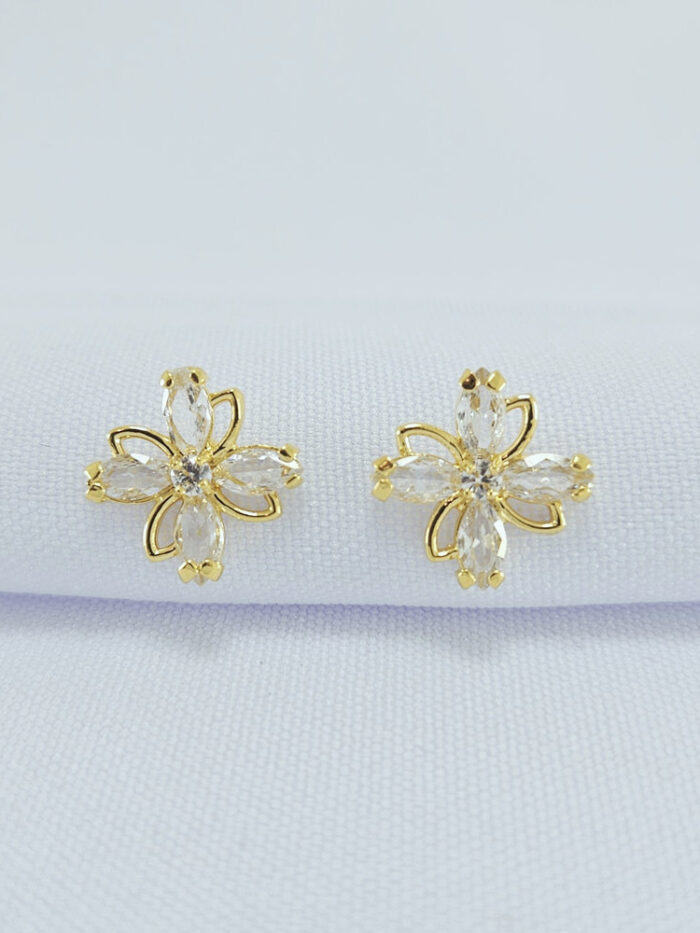 Brinco flor  detalhe pedra navete cristal