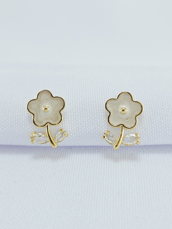 Brinco flor branca detalhe cristal