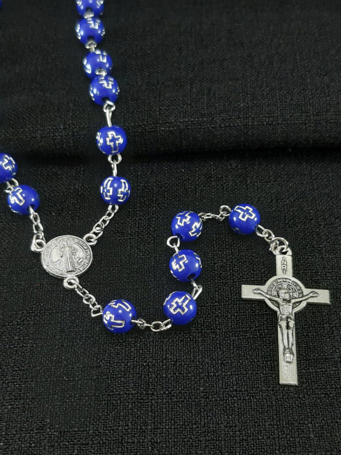 Terço pérola detalhe cruz com medalha de são bento