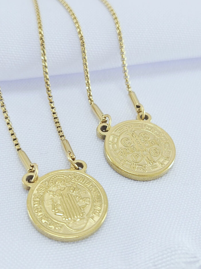 Escapulário metalha São Bento dourada