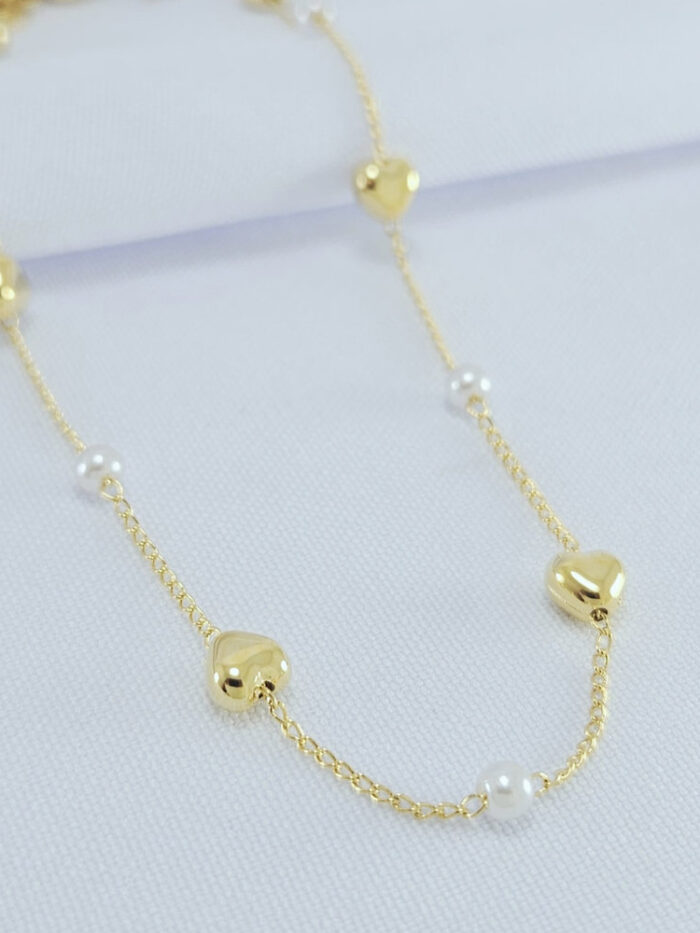Gargantilha choker detalhe pérola e corações lisos