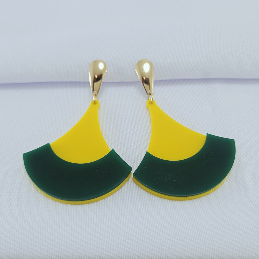 Brinco base dourada leque pêndulo