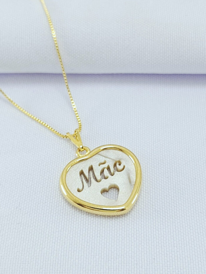 Gargantilha com coração com nome mãe detalhe madr e pérola