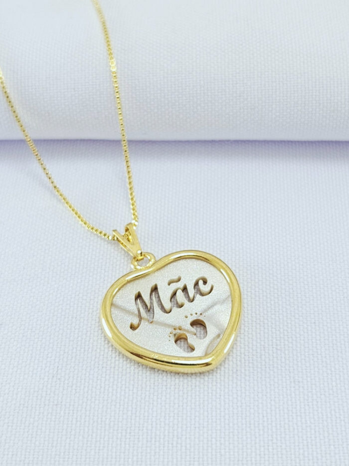 Gargantilha com coração com nome mãe detalhe pezinho